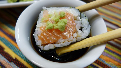 Khi ăn sushi hay sashimi, bạn không nên đổ thẳng nước tương lên món ăn. Hãy đổ vào một chiếc bát nhỏ, rồi dùng đũa nhúng từng miếng sushi vào trong bát.