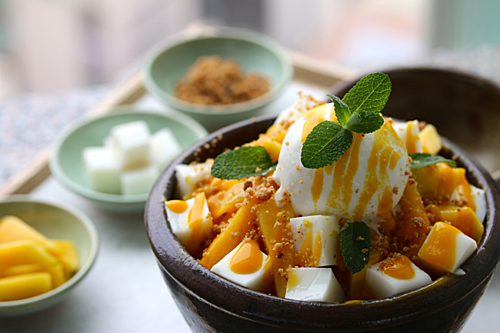 Bingsu là món tráng miệng được ưa thích nhất vào những ngày thời tiết mùa hè ở Hàn Quốc. Không chỉ đơn thuần là đá bào, Bingsu còn kết hợp tuyệt vời giữa vị lạnh của đá và hoa quả, bánh gạo, sữa, kem và si-rô. Ở nhiều nhà hàng khác nhau, món Bingsu còn được biến tấu thành nhiều vị khác nhau. Ảnh: The Korea Herald.