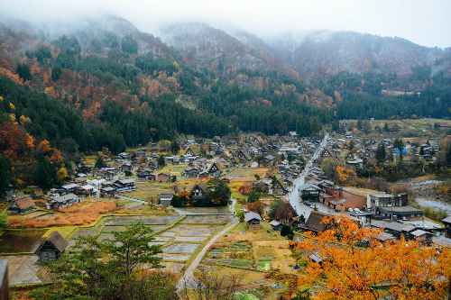 Làng cổ Shirakawa nằm ở miền trung Nhật Bản vào thu.tugo.com.vn