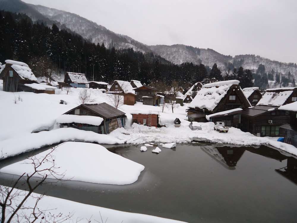 Ngôi làng chìm trong tuyết trắng