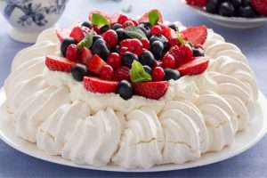 Pavlova mềm, xốp và trắng muốt, nhẹ bẫng như những đám mây